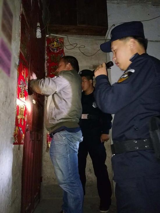 濮阳粗心妈妈误将幼女锁家中 民警全城寻开锁师傅开门